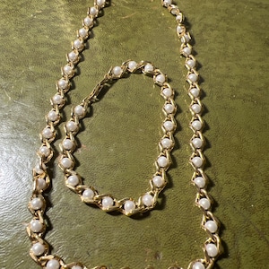 Colar e pulseira de pérolas falsas