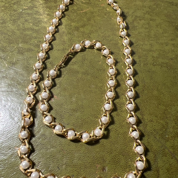 Faux pearl necklace and bracelet