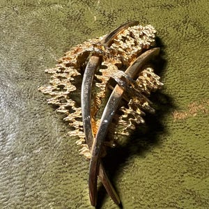 spilla in metallo dorato