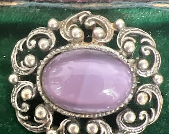 Eine Brosche aus Metall und Achat