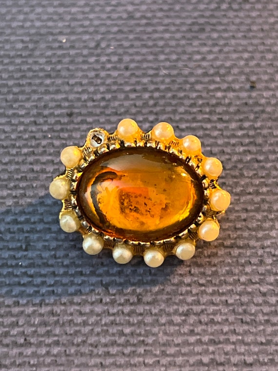 Stunning seed pearl and glass brooch - image 2
