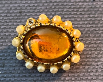 Impresionante broche de perlas y cristal