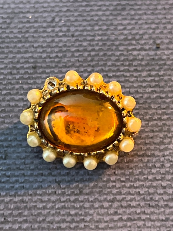 Stunning seed pearl and glass brooch - image 1