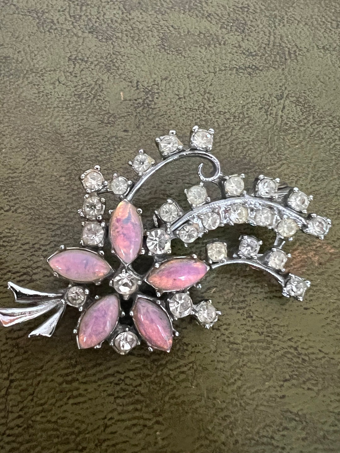 Broche Fantaisie Gerbe De Fleurs Strass - Métal Doré - Marque Novitex - Occasion Très Bon état