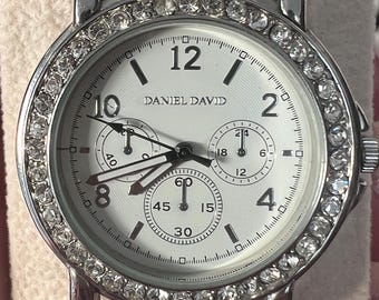 Pretty ladies wrist watch working modern
