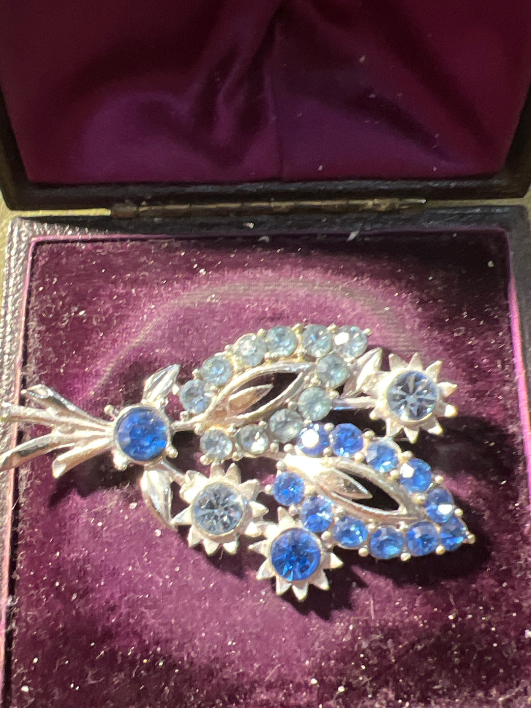 Broche Décorative Avec Pierres Pâte De Verre Et Strass Bleu électrique - Métal Doré, Neuf