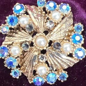 Stunning white metal faux pearl and paste 1950 brooch