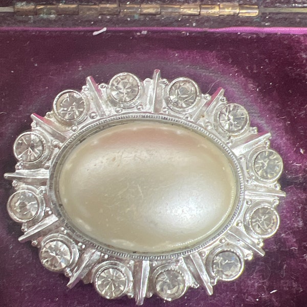 Metal paste and faux pearl brooch