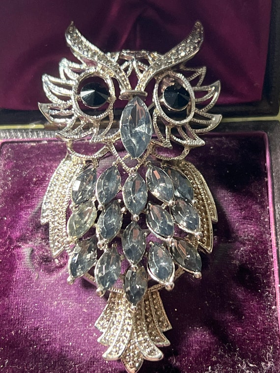 Lovely large metal and glass owl brooch
