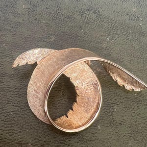 spilla in metallo dorato