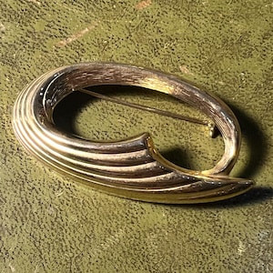 spilla in metallo dorato