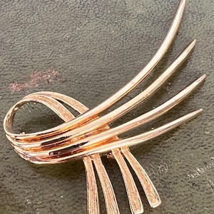 spilla in metallo dorato