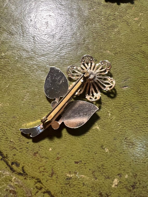 金属製ブローチ 金色の葉と花 金色の金属製の花のブローチ - Etsy 日本
