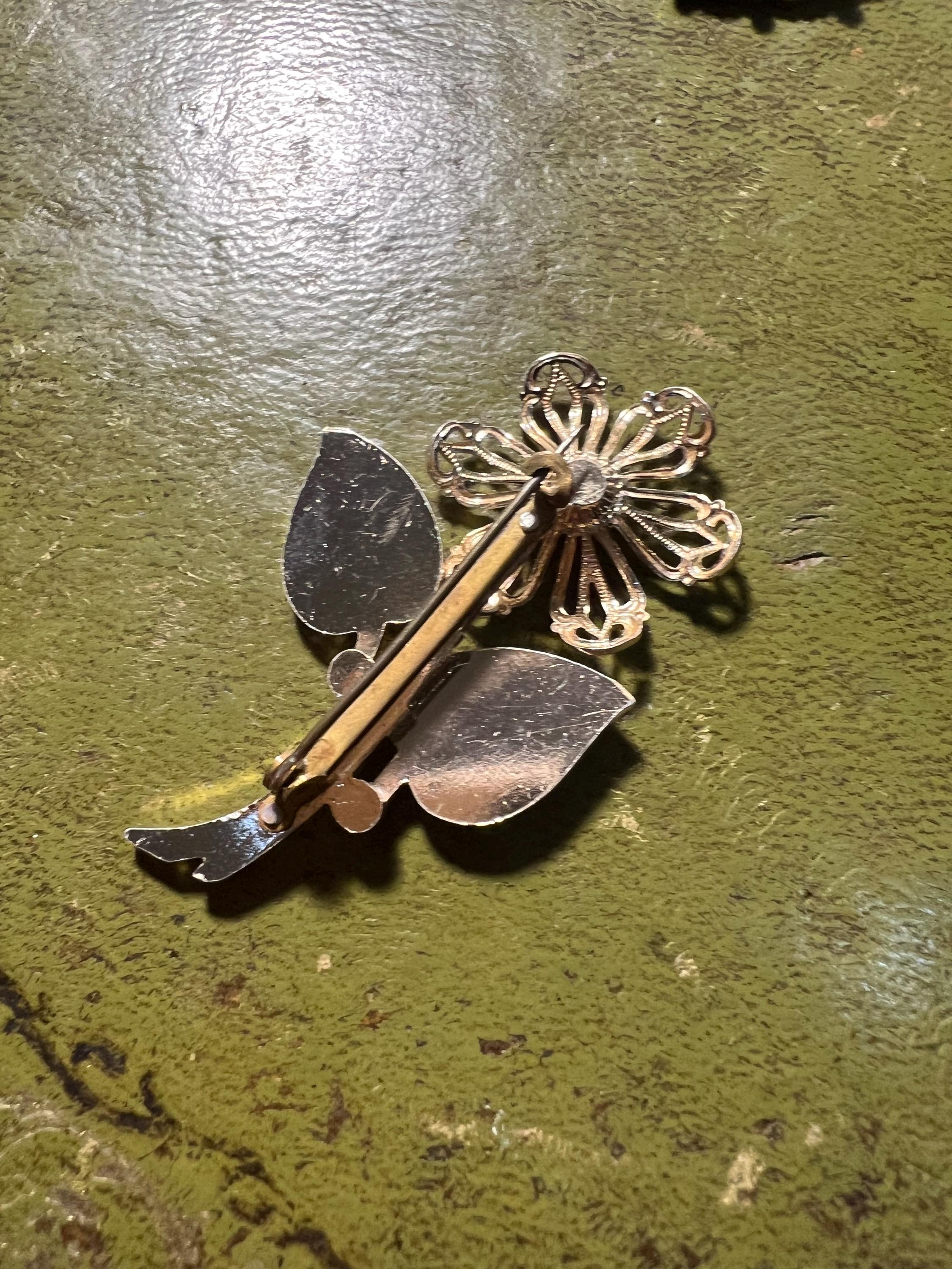 金色の金属製の花のブローチ - Etsy 日本