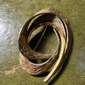 spilla in metallo dorato