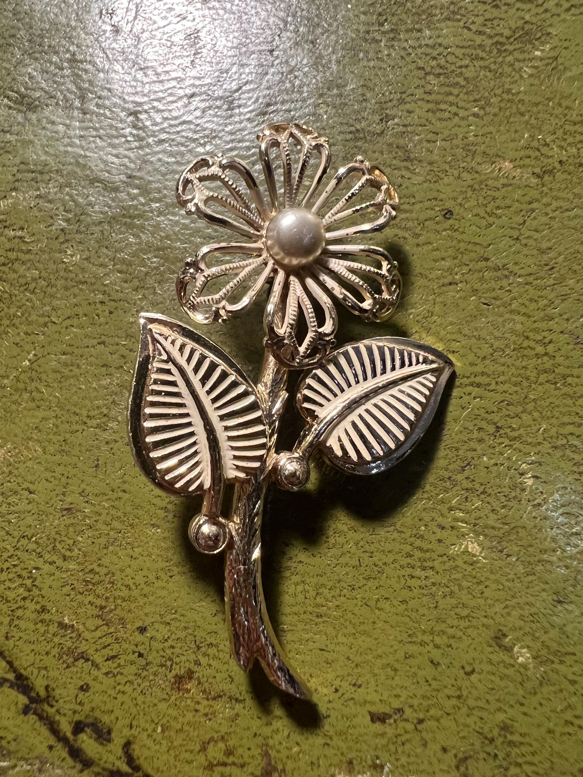 金色の金属製の花のブローチ - Etsy 日本