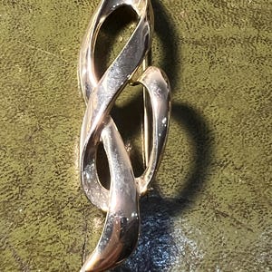 spilla in metallo dorato