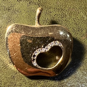 spilla in metallo dorato