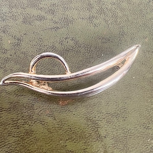 spilla in metallo dorato