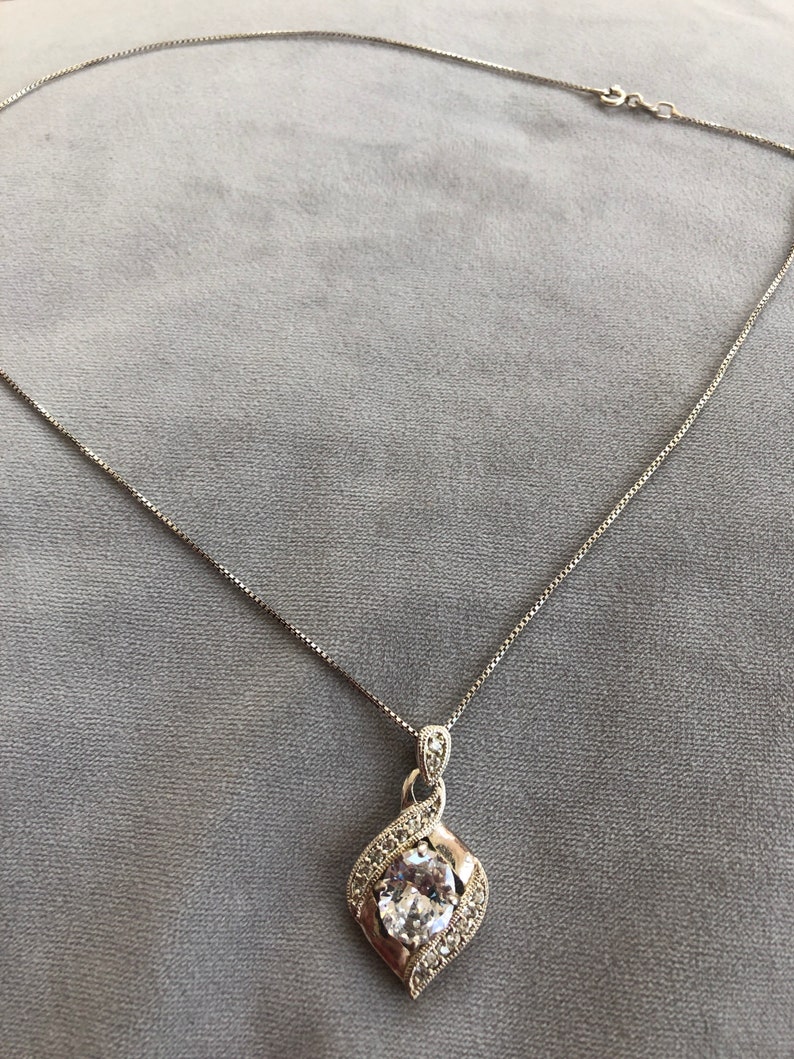 Pretty silver and and crystal necklace