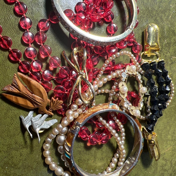 Vintage jewellery bundle