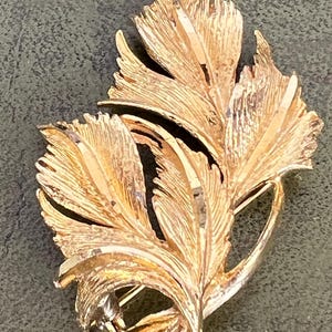 spilla in metallo dorato