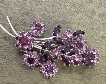 impresionante broche de metal y cristal con forma de flor