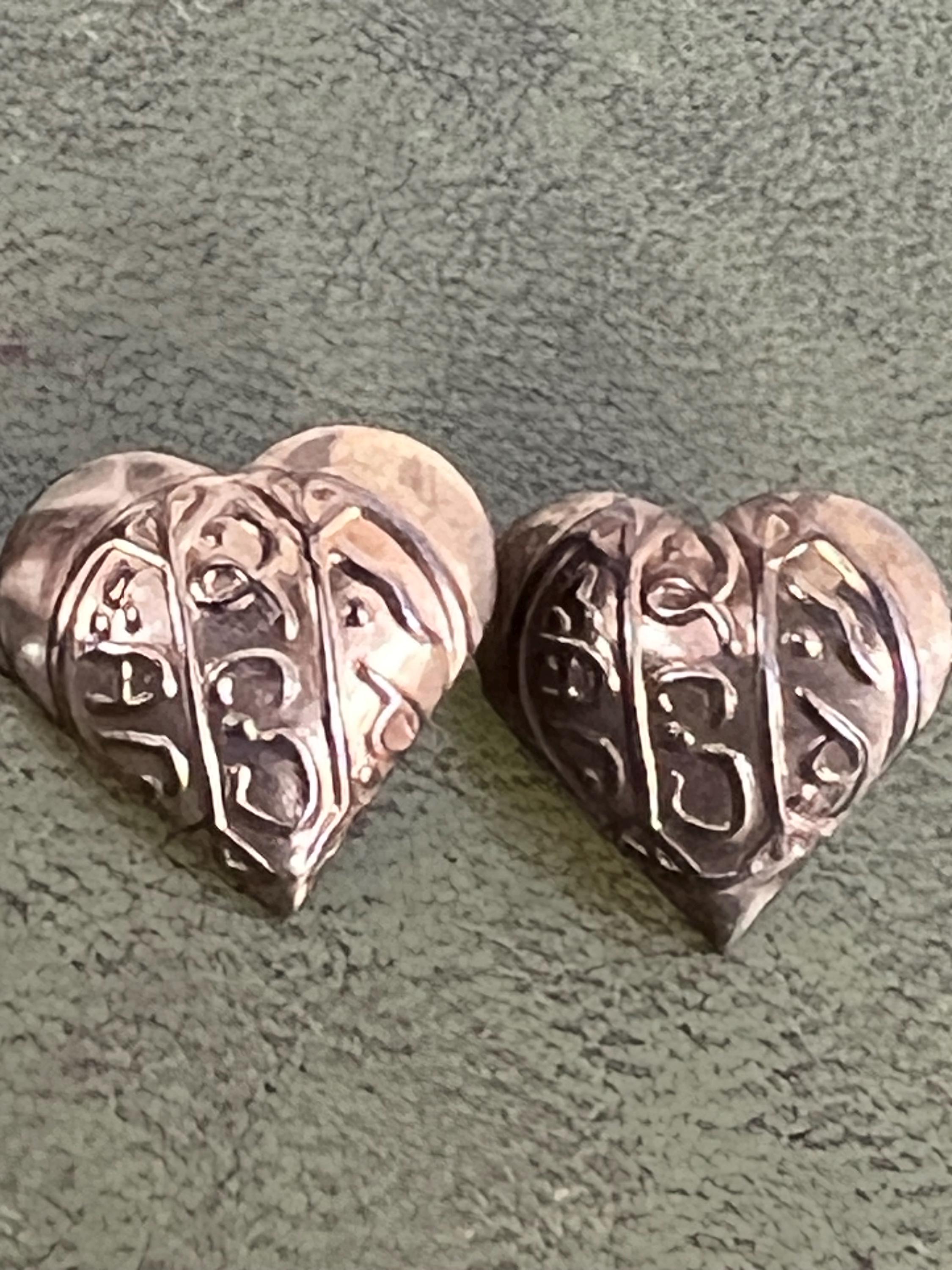 pendientes de metal con forma de corazón