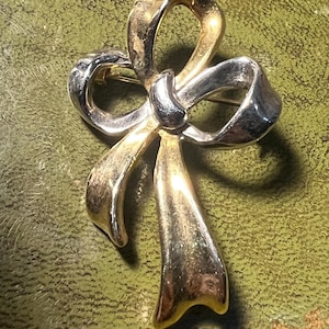 spilla in metallo dorato