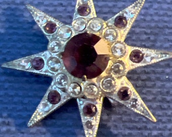 Broche estrella de metal y cristal