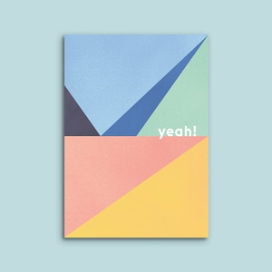 Può includere: Un design geometrico colorato con uno sfondo blu chiaro, blu scuro, verde, rosa e giallo. Il testo "yeah!" è scritto in bianco al centro dell'immagine.