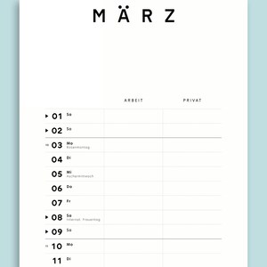 以下が含まれることがあります： 「M&Auml;RZ」というドイツ語で「3月」を意味する単語が上部に書かれた白黒の暦。暦には3月1日から3月11日までの日付が記載されており、曜日がドイツ語で表示されています。暦は「ARBEIT」と「PRIVAT」という2つの列に分かれており、それぞれドイツ語で「仕事」と「プライベート」を意味します。