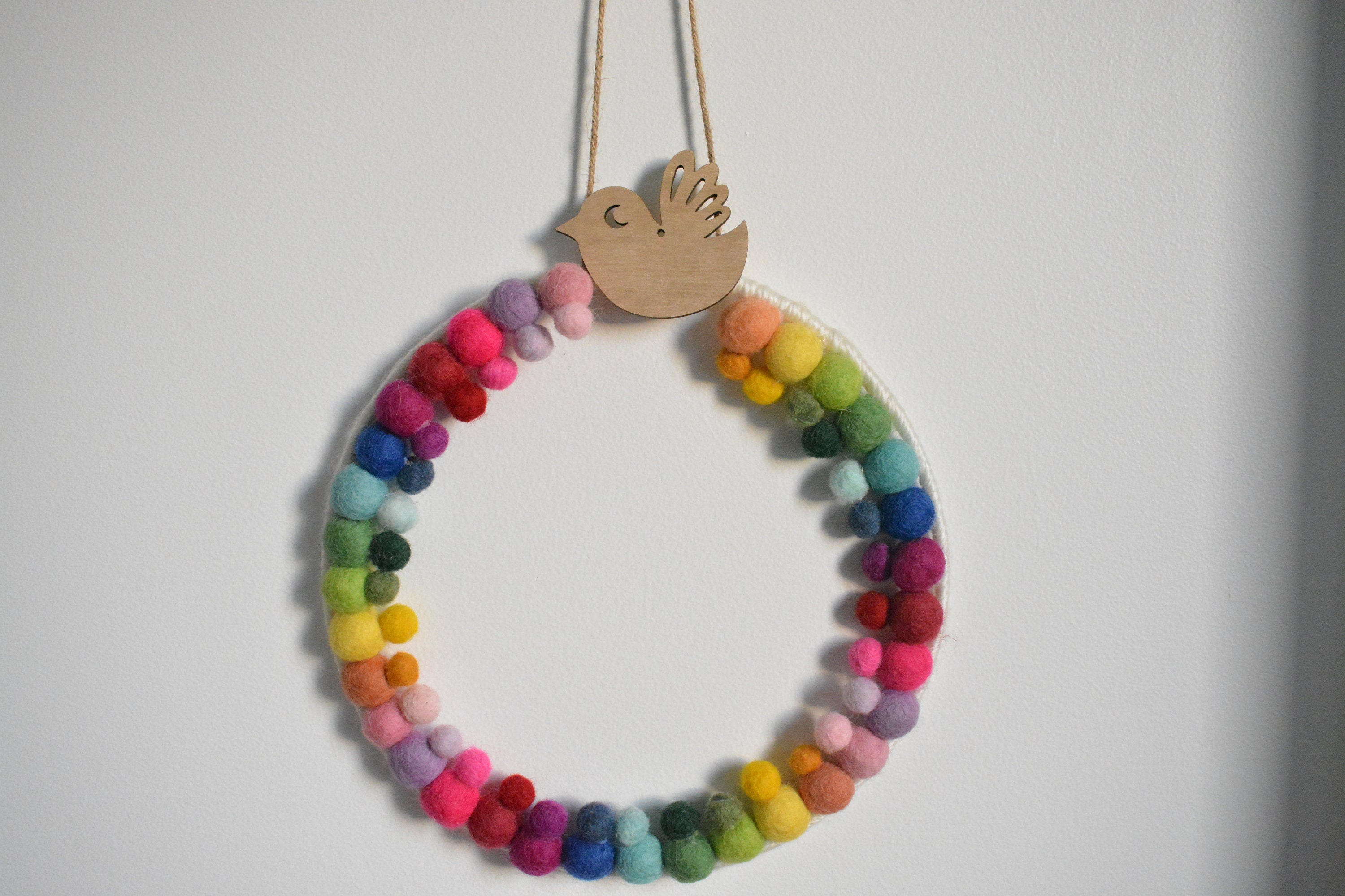 Suspension en Boule de Feutrine - Decoration Murale Cadeau Naissance Décoration Nursery Arc Ciel