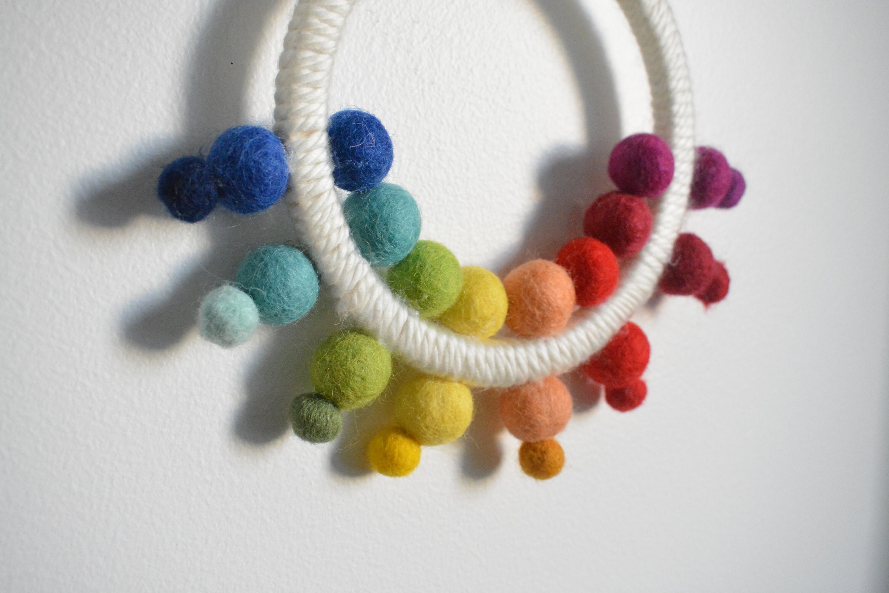 Suspension en Boule de Feutrine - Decoration Murale Cadeau Naissance Décoration Nursery Arc Ciel
