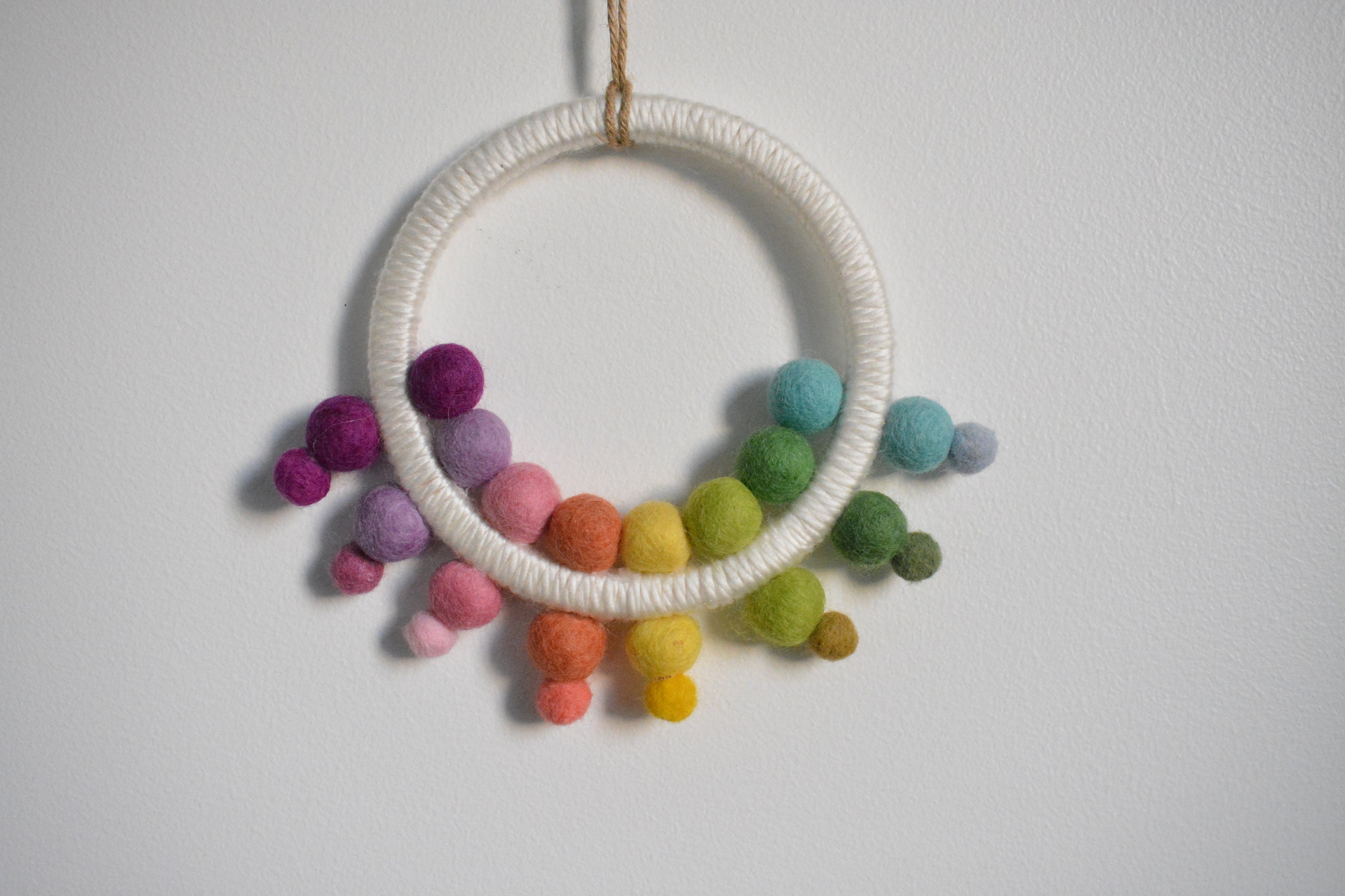 Suspension en Boule de Feutrine - Decoration Murale Cadeau Naissance Décoration Nursery Arc Ciel