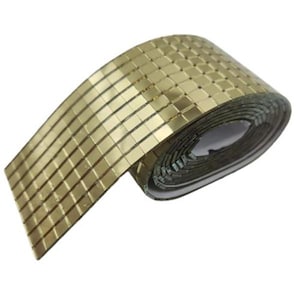 Puede incluir: Un rollo de tiras de mosaico dorado. Cada tira está compuesta por pequeñas baldosas cuadradas. Las baldosas tienen un acabado metálico reflectante. El rollo está parcialmente desenrollado, revelando el reverso adhesivo. El efecto general es un elemento decorativo brillante.