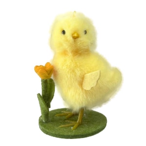 Peut inclure: Figurine d'un poussin jaune duveteux tenant une fleur orange et des feuilles vertes. Le poussin est posé sur une base en feutre vert. Le poussin a un petit bec jaune et des yeux noirs. Décoration de Pâques.