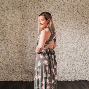 Vestido de dama de honor multiposición con diseño infinito y estampado floral de camelia para bodas