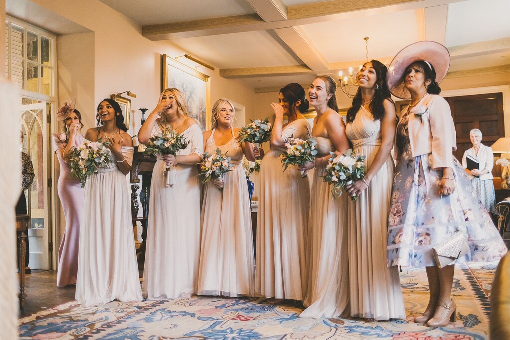 Set Di 6 Abiti Da Damigelle In Raso – Vestaglia Sposa Bianca E Damigelle Champagne – Taglia Unica