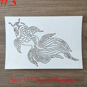 Może przedstawiać: Czarno-biała szablonowa grafika liniowa przedstawiająca złotą rybkę z długim, falującym ogonem. Szablon znajduje się na białym tle i ma wymiary 15 x 20 cm lub 6 x 8 cali.