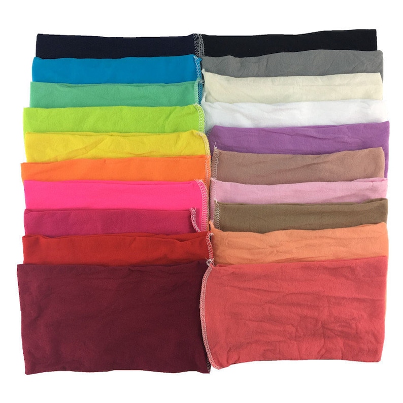 Puede incluir: Un conjunto de 20 diademas de tela de colores, incluyendo azul marino, turquesa, verde, verde lima, amarillo, naranja, rosa, rojo, granate y coral.