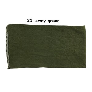 Puede incluir: Una diadema de tela verde s&oacute;lida con una puntada blanca alrededor de los bordes. La diadema est&aacute; etiquetada como "21-army green".