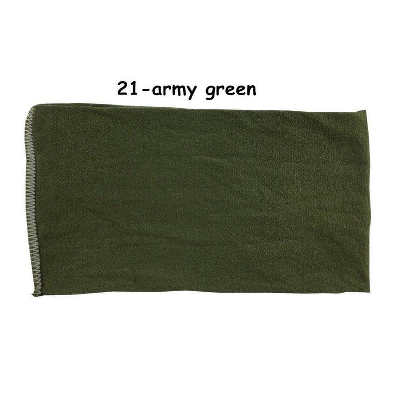 Puede incluir: Una diadema de tela verde s&oacute;lida con una puntada blanca alrededor de los bordes. La diadema est&aacute; etiquetada como "21-army green".