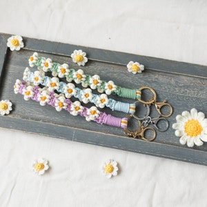 macrame flower keychain wristlet / key fob strap / wristlet keychain / cute keychain / wrist lanyard/ daisy keychain / easter keychain