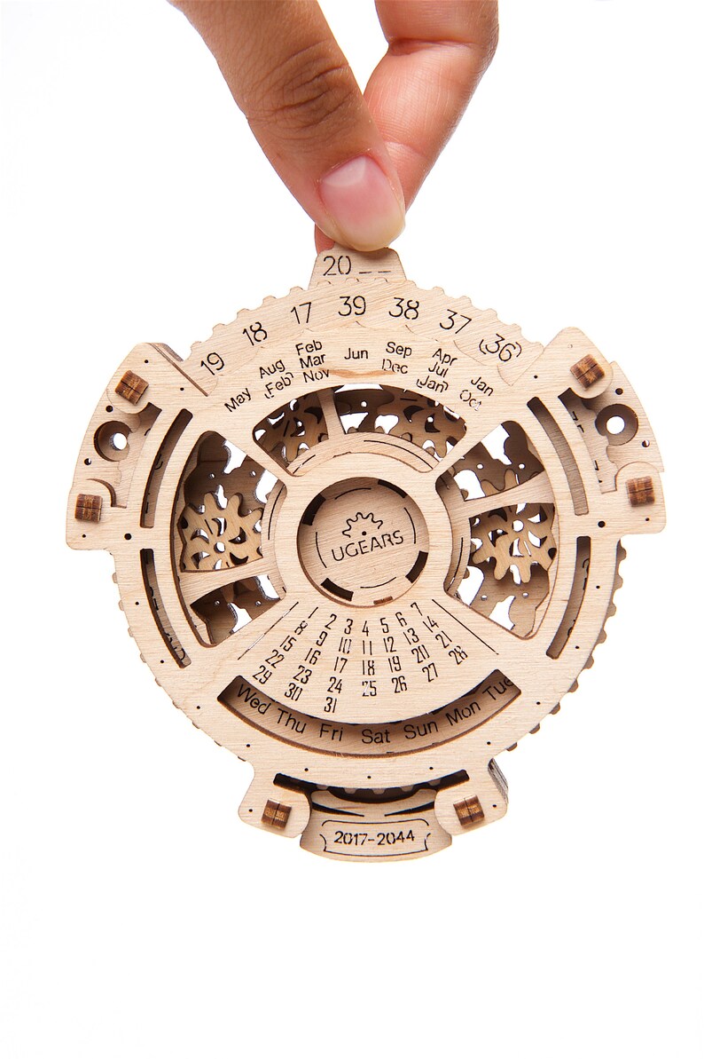 сборная модель ugears навигатор дат. Ugears навигатор дат. вечный календарь шестеренки. Ugears навигатор дат. Ugears «навигатор по датам».