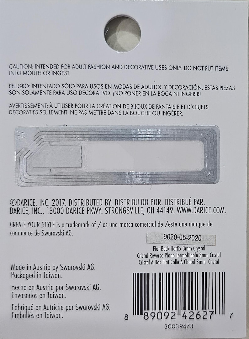 Puede incluir: Primer plano de un paquete blanco con texto negro. El paquete contiene cristales hotfix de fondo plano, de 3 mm de tama&ntilde;o. El texto del paquete dice "Flat Back Hotfix 3mm Crystal, Cristal Reverso Plano Termofijable 3mm Cristal, Cristal &agrave; Dos Plat Coll&eacute; &agrave; Chaud 3mm Cristal". El paquete tambi&eacute;n incluye un c&oacute;digo de barras y la fecha "9020-05-2020".