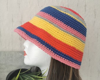 Cappello da donna all'uncinetto, cappello a tesa larga, cappelli da donna, cappelli dallo stile meraviglioso, cappello multicolore, cappello a secchiello all'uncinetto, cappello a secchiello, cappello a righe