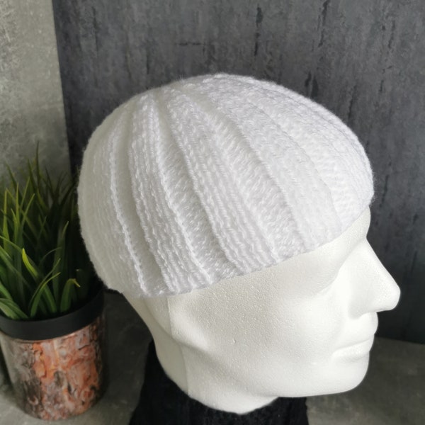 Gestrickte Mütze im DJ-Stil , DJ-Ötzi Beanie, Herren Mütze ,Handgearbeitete Mütze, Männer Kappe, Mütze in Weiß, Weiße Männer Kappe