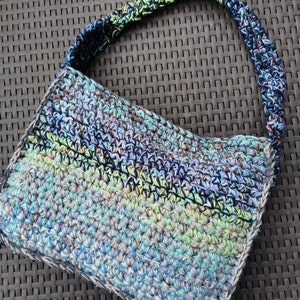 Handgemachte Häkeltasche zum Umhängen mit Streifen in verschiedenen Blautönen , Handtasche, für den Einkauf, zum Sport