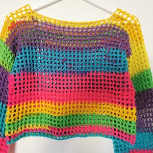 Op de afbeelding: Een regenboog gestreept gebreid topje met een losse, open structuur. De top heeft lange mouwen en een verkorte lengte.